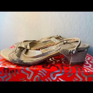 🌹3/$12 DARMMD Women's shoes Tan. Size : 6M